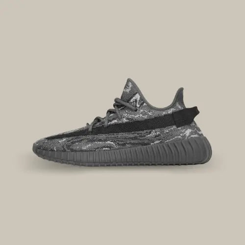 La Adidas Yeezy Boost 350 V2 MX Dark Sea Salt possède une base en Primeknit de couleurs nuancée combinant tout un spectre de tons neutres. On retrouve la bande latérale de couleur noir qui correspond à la tirette en toile fixée au talon. La semelle BOOST est toujours présente pour assurer un confort optimal.