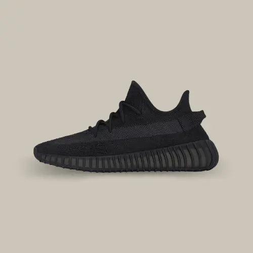 La Adidas Yeezy Boost 350 V2 Onyx possède une base en Primeknit noir avec une bande latérale qui vient donner tout le charme de la paire. On retrouve des lacets ronds et la semelle BOOST ton sur ton viennent conclure ce design avant-gardiste sortie tout droit de l'imagination de Kanye West.