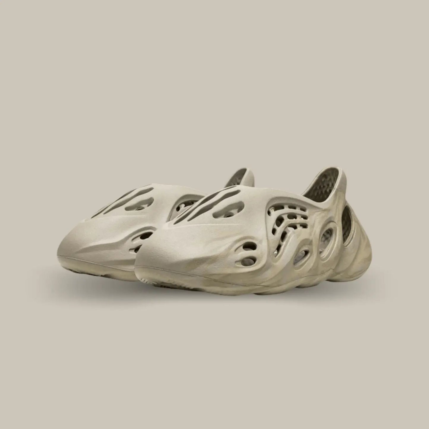La Adidas Yeezy Foam Runner Stone Stage possède une structure atypique avec son coloris monochrome oscillant entre le beige et le gris, on retrouve la célèbre mousse EVA pour assurer un confort sans égal.