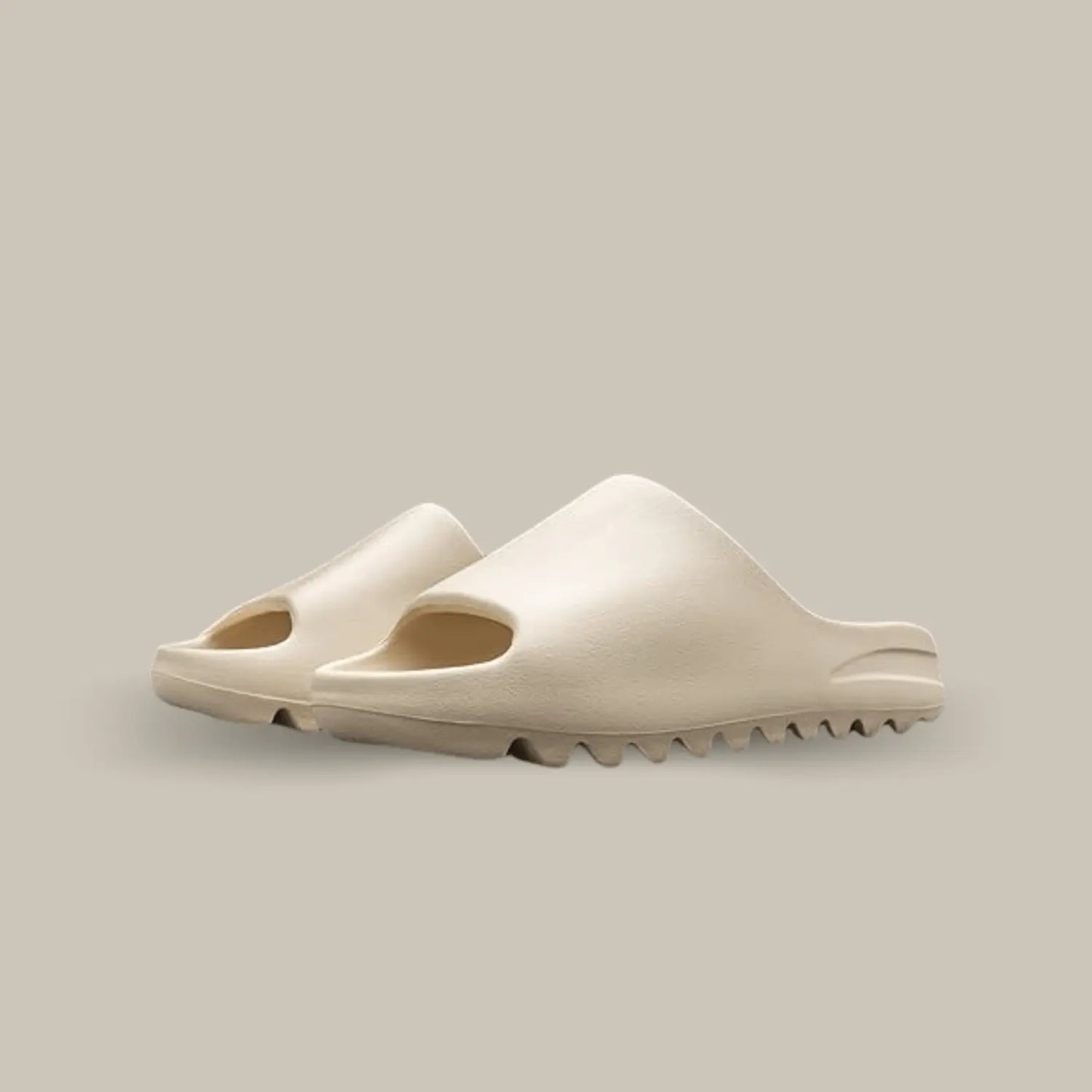 La Yeezy Slide Bone revient avec design global de couleur beige clair, composé de mousse EVA. La semelle extérieure est dentelée et apporte ainsi un confort sans pareil.