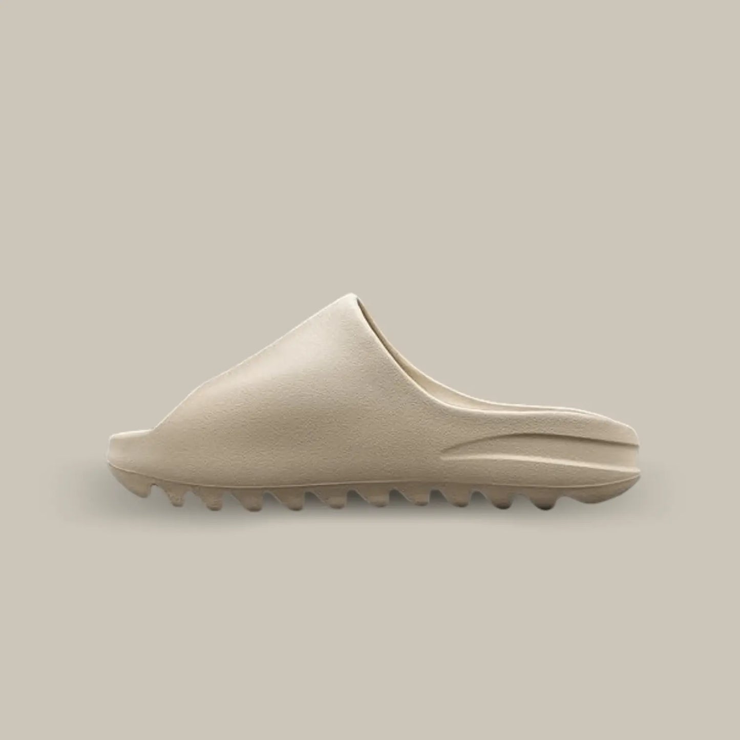 La Yeezy Slide Azure présente une structure en mousse EVA à la teinte bleu roi. Son aspect monobloc dévoile une outsole dentelée pour un amorti optimal.