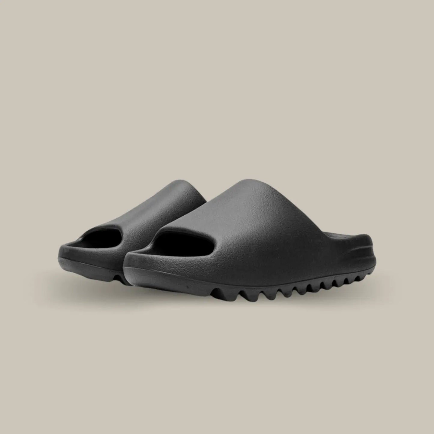 La Yeezy Slide Onyx présente une structure en mousse EVA à la teinte bleu roi. Son aspect monobloc dévoile une outsole dentelée pour un amorti optimal.