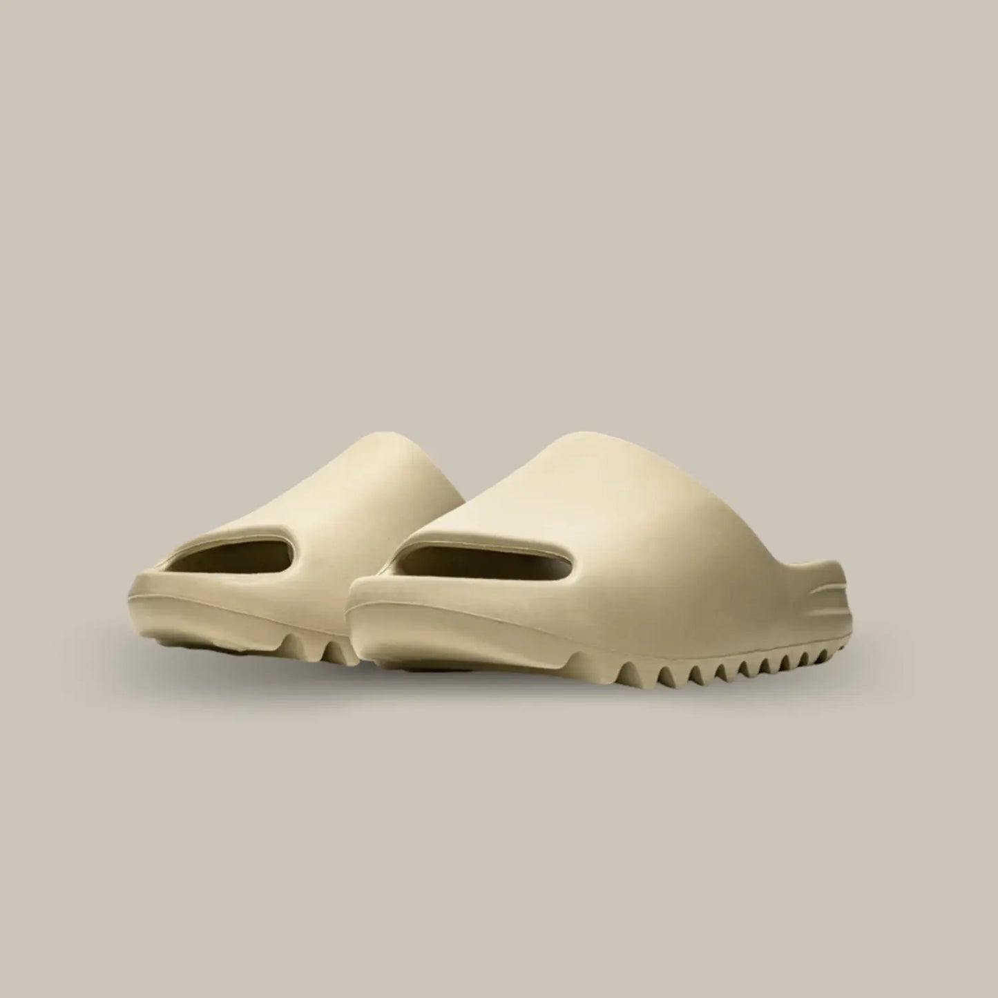 La Yeezy Slide Pure présente une structure en mousse EVA à la teinte bleu roi. Son aspect monobloc dévoile une outsole dentelée pour un amorti optimal.