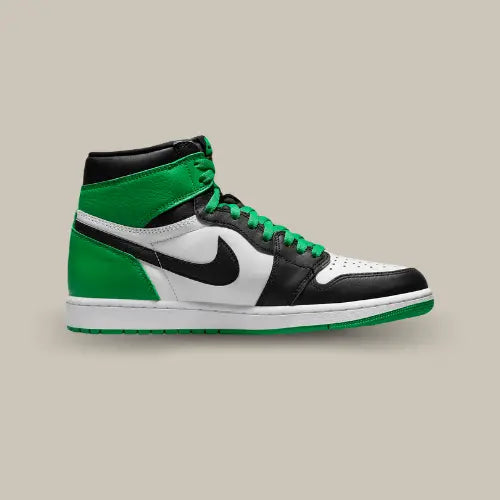 La Air Jordan 1 High OG Lucky Green vue côté avec sa base en cuir blanc et ses superpositions en cuir vert et noir.