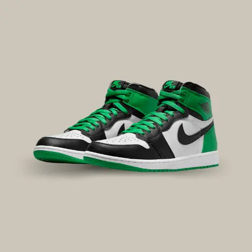 La Air Jordan 1 High OG Lucky Green possède une base en cuir blanc avec des superpositions en cuir noir et vert. Un coloris en référence aux Celtics de Boston contre qui M.J avait marqué 63 points pendant les playoffs de 1986.