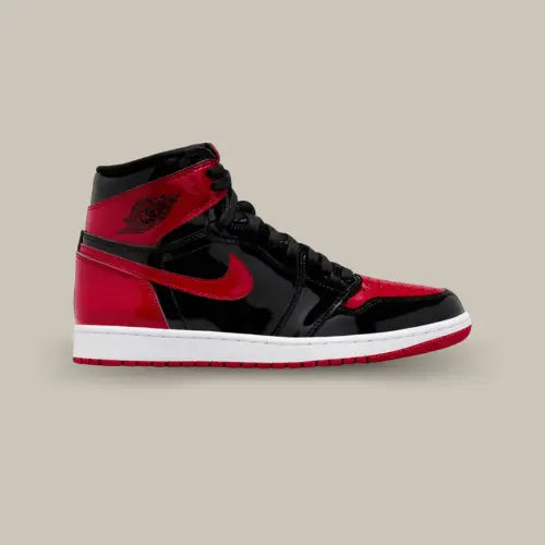La Air Jordan 1 High OG Patent Bred vue de côté avec son cuir verni premium au coloris des Chicago Bulls, noir et rouge.