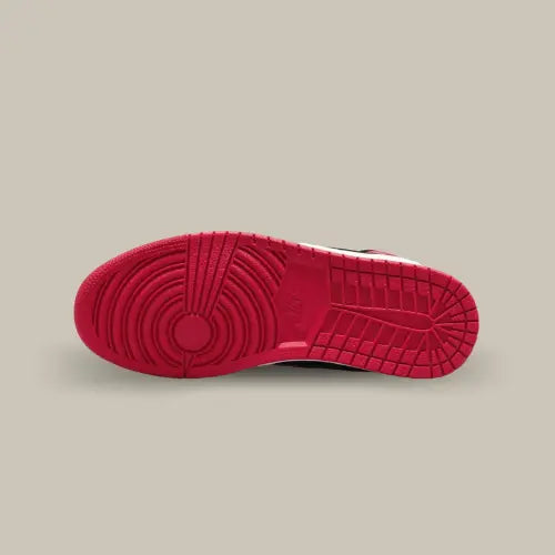 La semelle de la Air Jordan 1 High OG Patent Bred de couleur rouge.