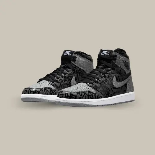 La Air Jordan 1 High OG Rebellionaire possède une structure en cuir noir avec des empiècements en cuir gris sur le col, la toe box et le talon. On retrouve les inscriptions "They can't stop you from wearing them" sur toute la tige dans un stryl graffiti. Le "X" rouge symbolise l'esprit Banned et fait référence à l'édition Bred de 2011.