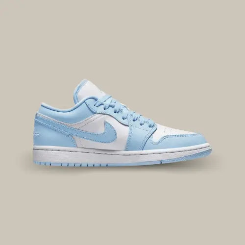 La Air Jordan 1 Low Aluminium de coté avec une base en cuir blanc sublimée par des superpositions en cuir bleu ciel.