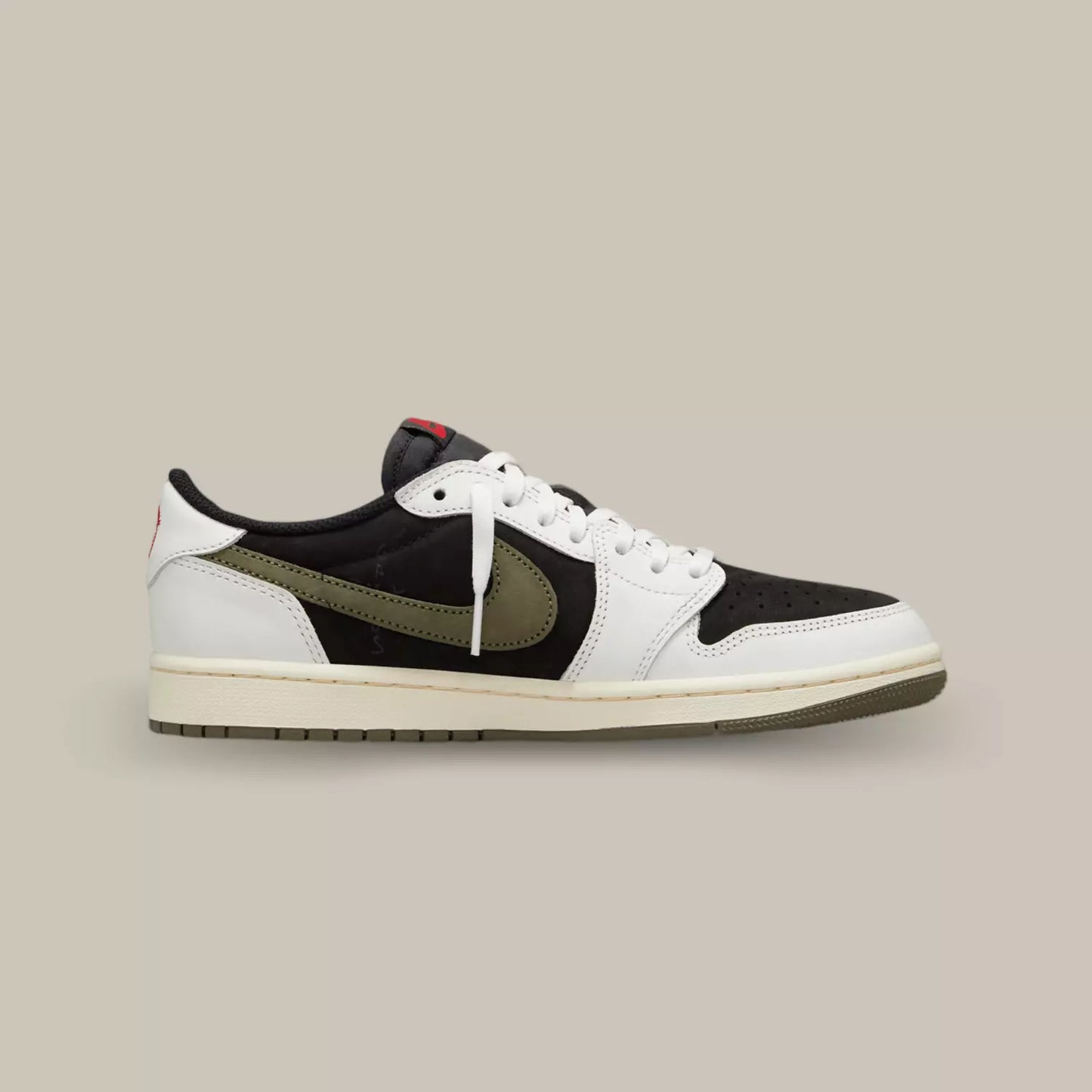 La Jordan 1 Retro Low OG SP Travis Scott Olive de coté avec sa base en daim noir, ses superpositions en cuir blanc cassé et son swoosh inversé de couleur vert olive.