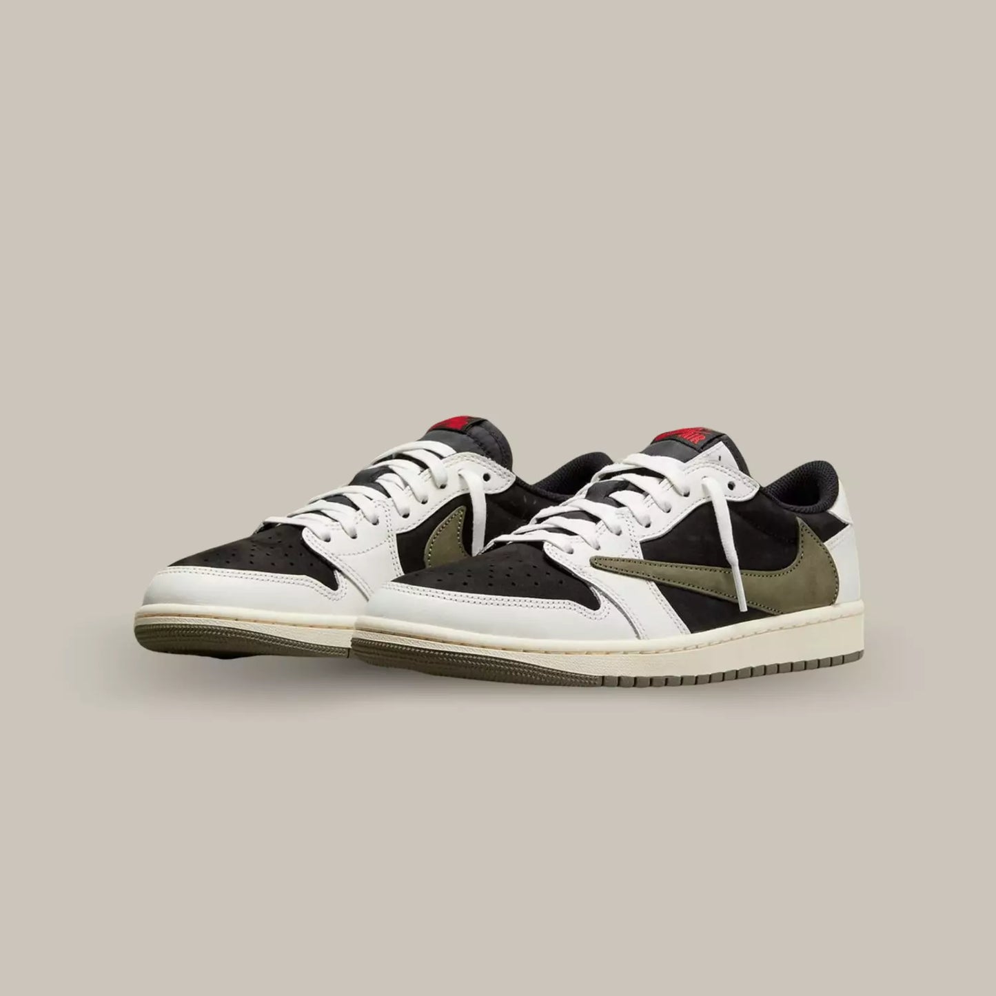 La Jordan 1 Retro Low OG SP Travis Scott Olive propose une base en daim noir avec des superpositions en cuir blanc cassé. On retrouve le célèbre swoosh inversé de couleur vert olive. Les logos se trouvant au talon et le Nike Air de la languette affichent un rouge vif.