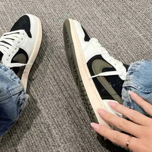 La Air Jordan 1 Low Retro OG SP Travis Scott Olive portée avec un jean clair.