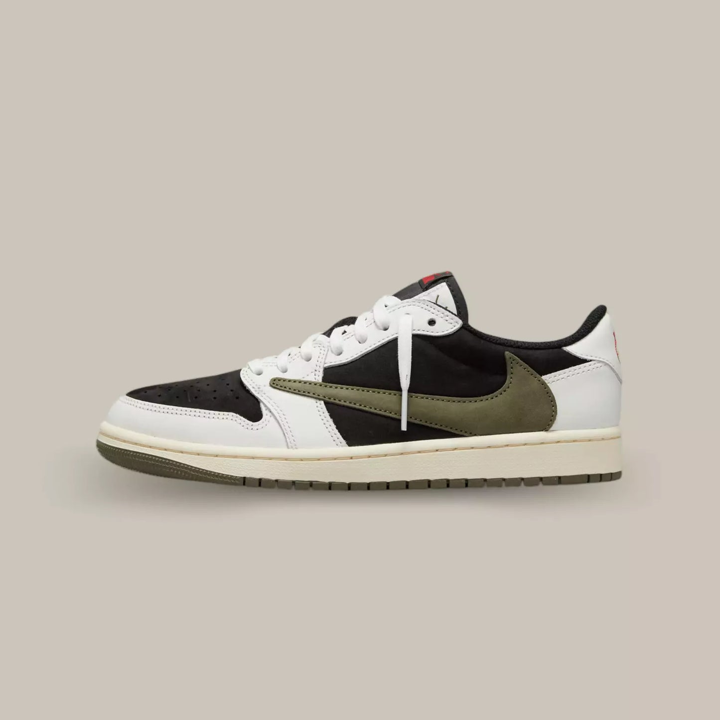 La Jordan 1 Retro Low OG SP Travis Scott Olive de coté avec sa base en daim noir, ses superpositions en cuir blanc cassé et son swoosh inversé de couleur vert olive.
