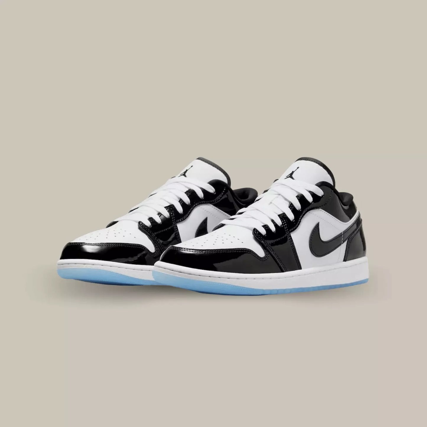 La Air Jordan 1 Low SE Concord présente une tige noire et blanche qui combine cuir lisse et cuir verni.