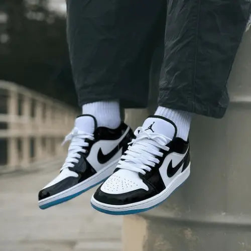 La Air Jordan 1 Low SE Concord portée avec un pantalon noir.