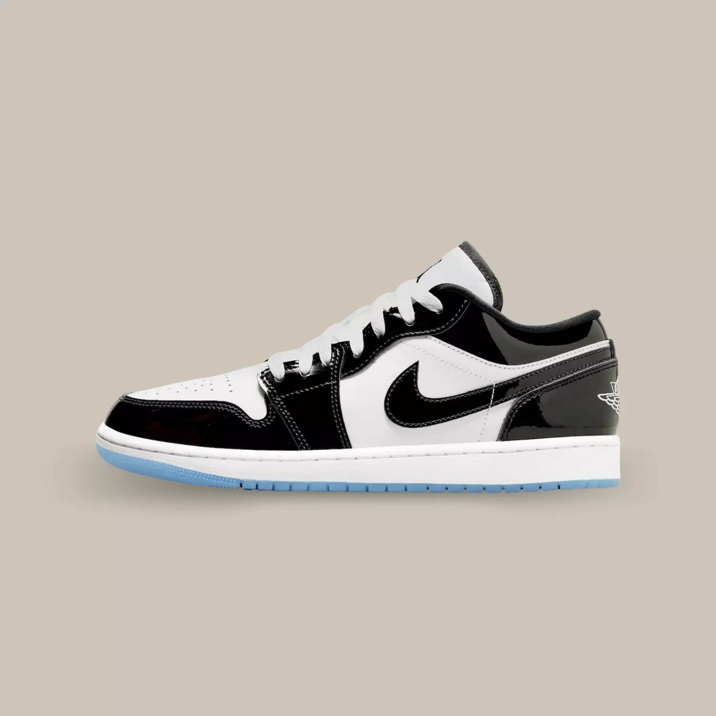 La Air Jordan 1 Low SE Concord de coté avec sa tige noire et blanche qui combine cuir lisse et cuir verni.