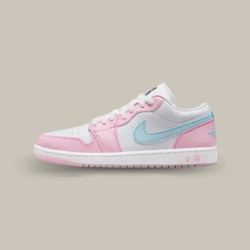 Air Jordan 1 Low SE Paw Print Pink Foam vue de profil, blanche et rose pastel avec Swoosh bleu ciel et détails paw print, sur Offsneakz.