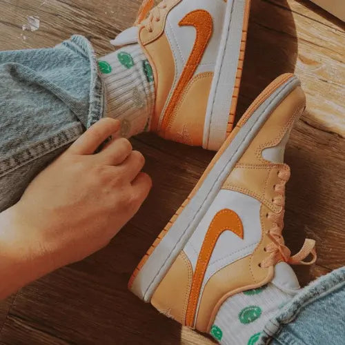 La Air Jordan 1 Low Sunset Haze portée avec un jean clair.