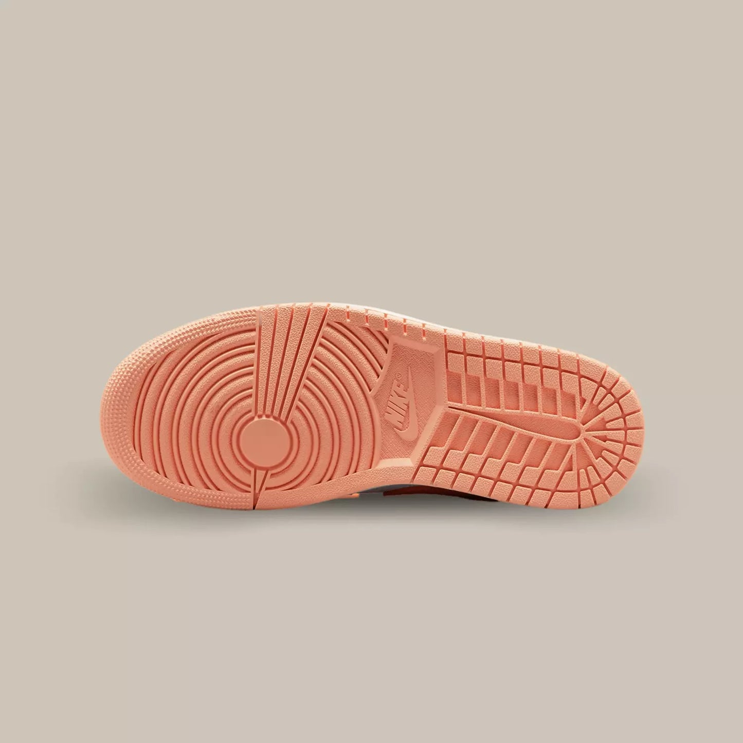 La semelle de la Jordan 1 Low Sunset Haze de couleur pêche.