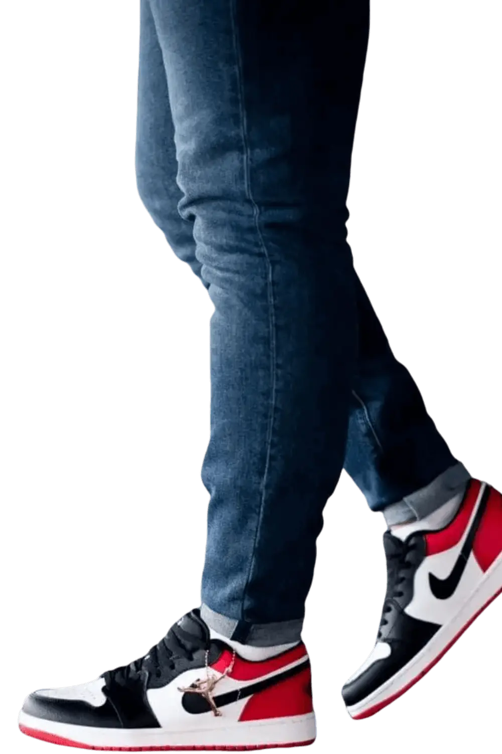 Une Air Jordan 1 Low porté avec un jean bleu.