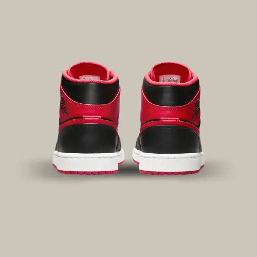 L'arrière de la Air Jordan 1 Mid Alternate Bred (2022) avec sa base en cuir et son empiècement rouge.