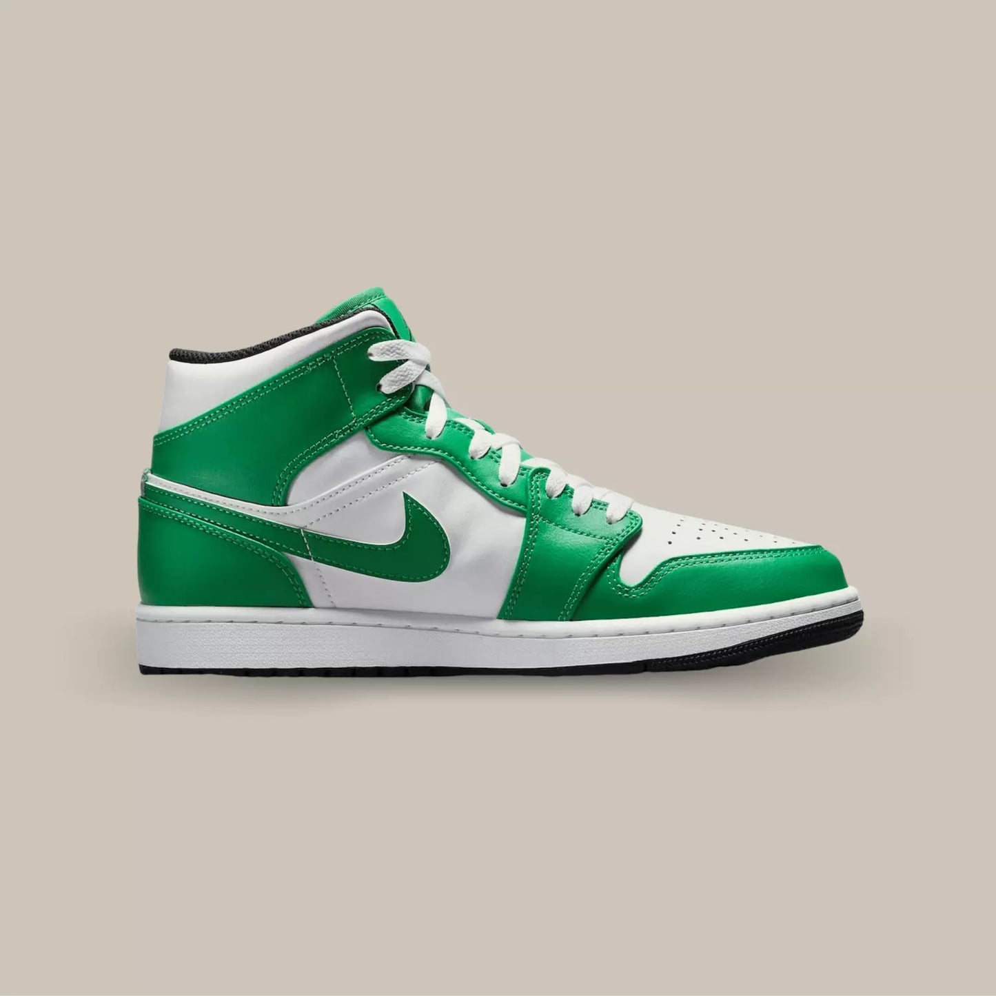 Jordan 1 Mid Lucky Green vue de coté avec sa couleur verte et blanche