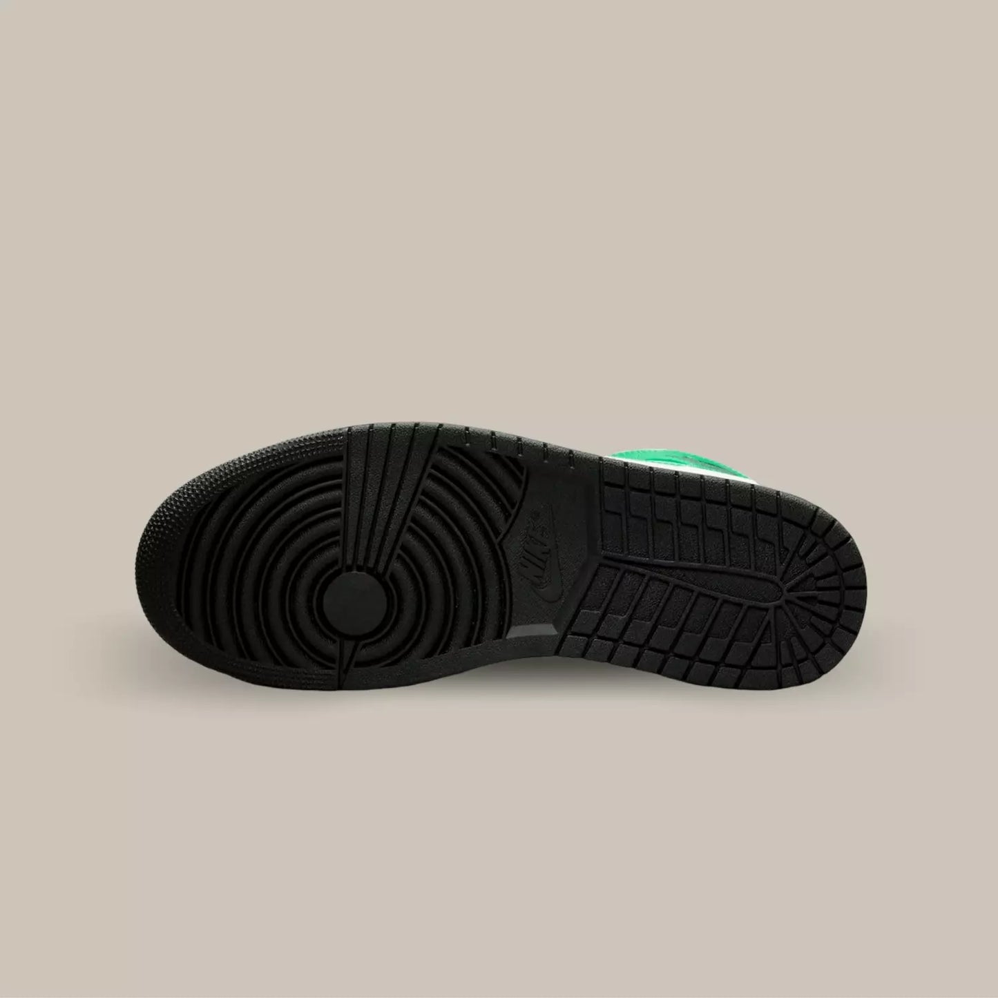 La semelle de la Jordan 1 Mid Lucky Green de couleur noir