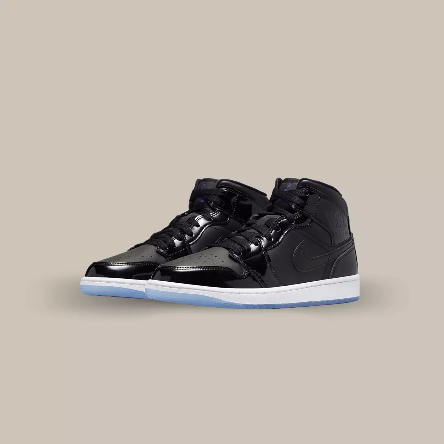 La Jordan 1 Mid Space Jam est composé d’une base noir complété d’éléments vernis dont le swoosh, on retrouve une semelle bleu fluorescente.