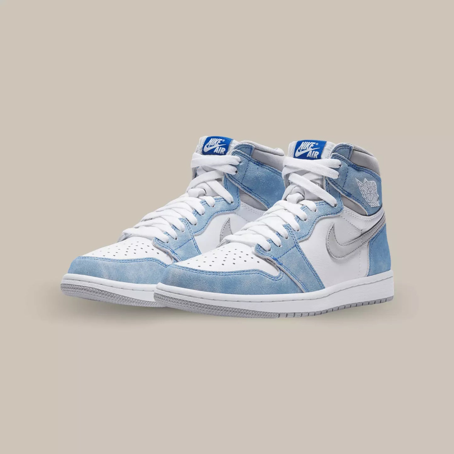 La Air Jordan 1 Retro High OG Hyper Royal possède une base en cuir blanc surmontée d’empiècements en suède bleu. On retrouve également des touches de gris sur le swoosh et la cheville, avec un outsole gris pour le rappel de couleur.