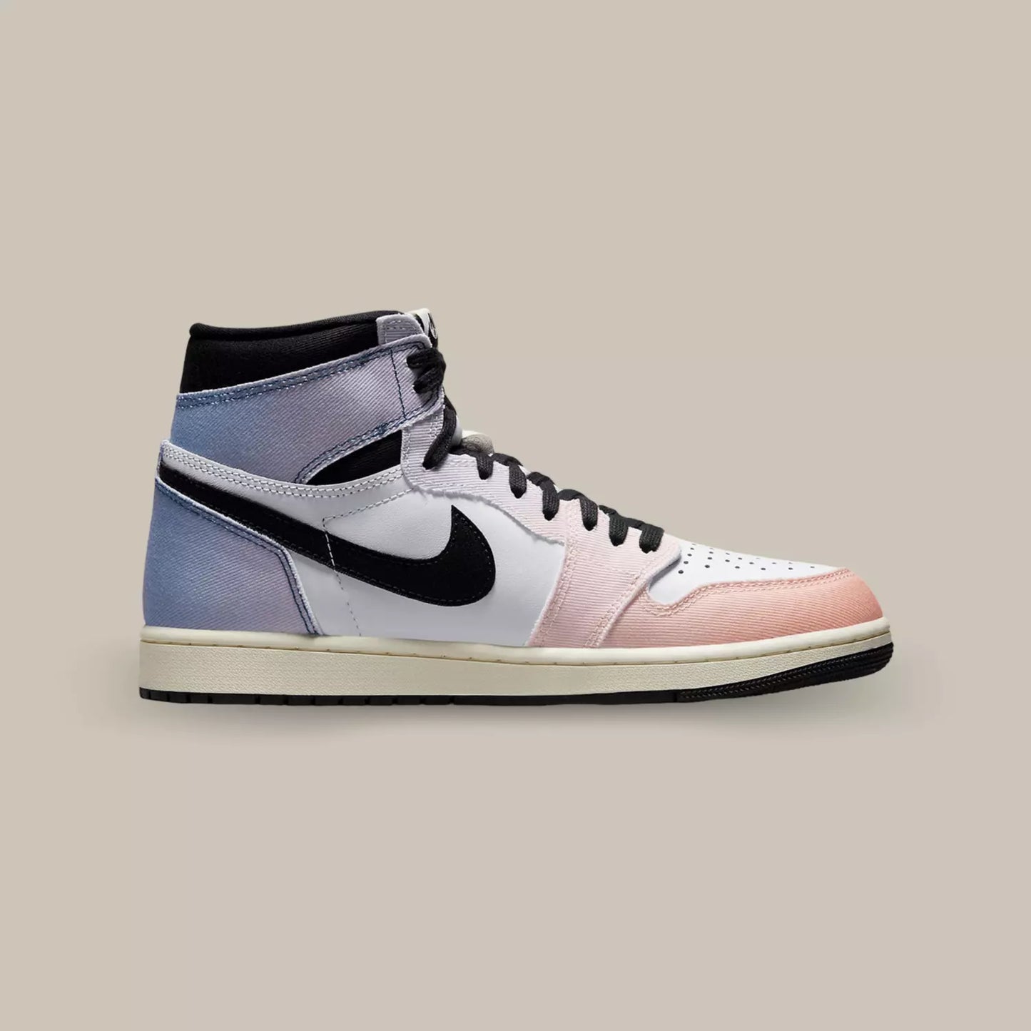 La Air Jordan 1 Retro High OG Skyline de coté avec sa base en cuir blanc et ses superpositions en toile dans un dégradé de couleur allant du violet à l’orange.