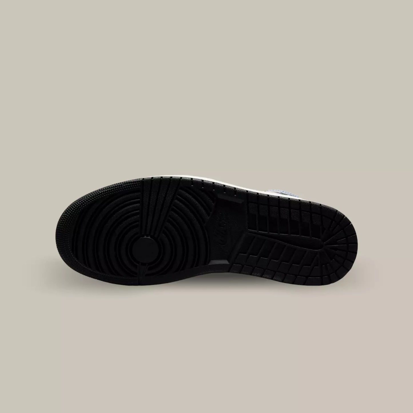 La semelle de la Air Jordan 1 Retro High OG Skyline de couleur noir.