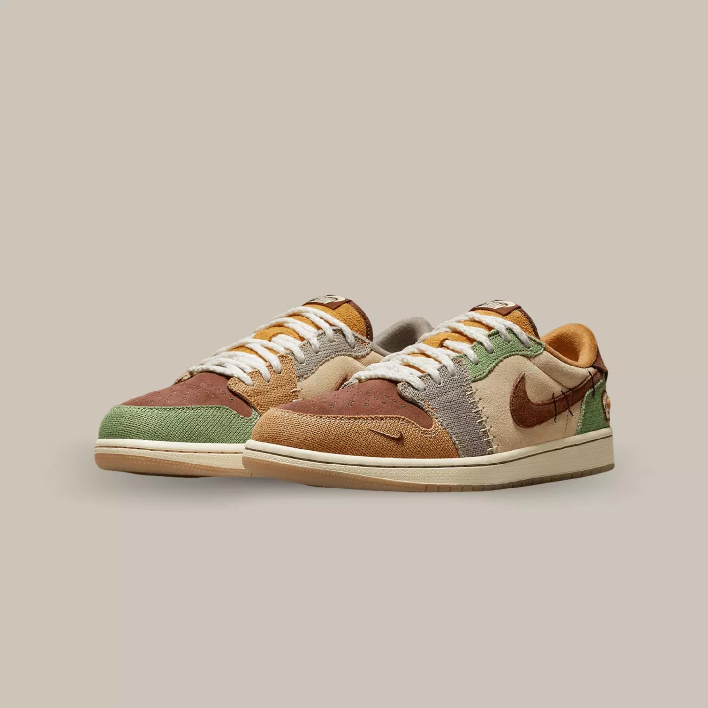 La Jordan 1 Retro Low OG Zion Williamson Voodoo s’inspire de l’esprit d’une poupée vaudou. Elle possède un mélange de matière, du tissu dans des teintes marron, beige, vert, lilas et orange. On retrouve une tête de mort sur le talon.