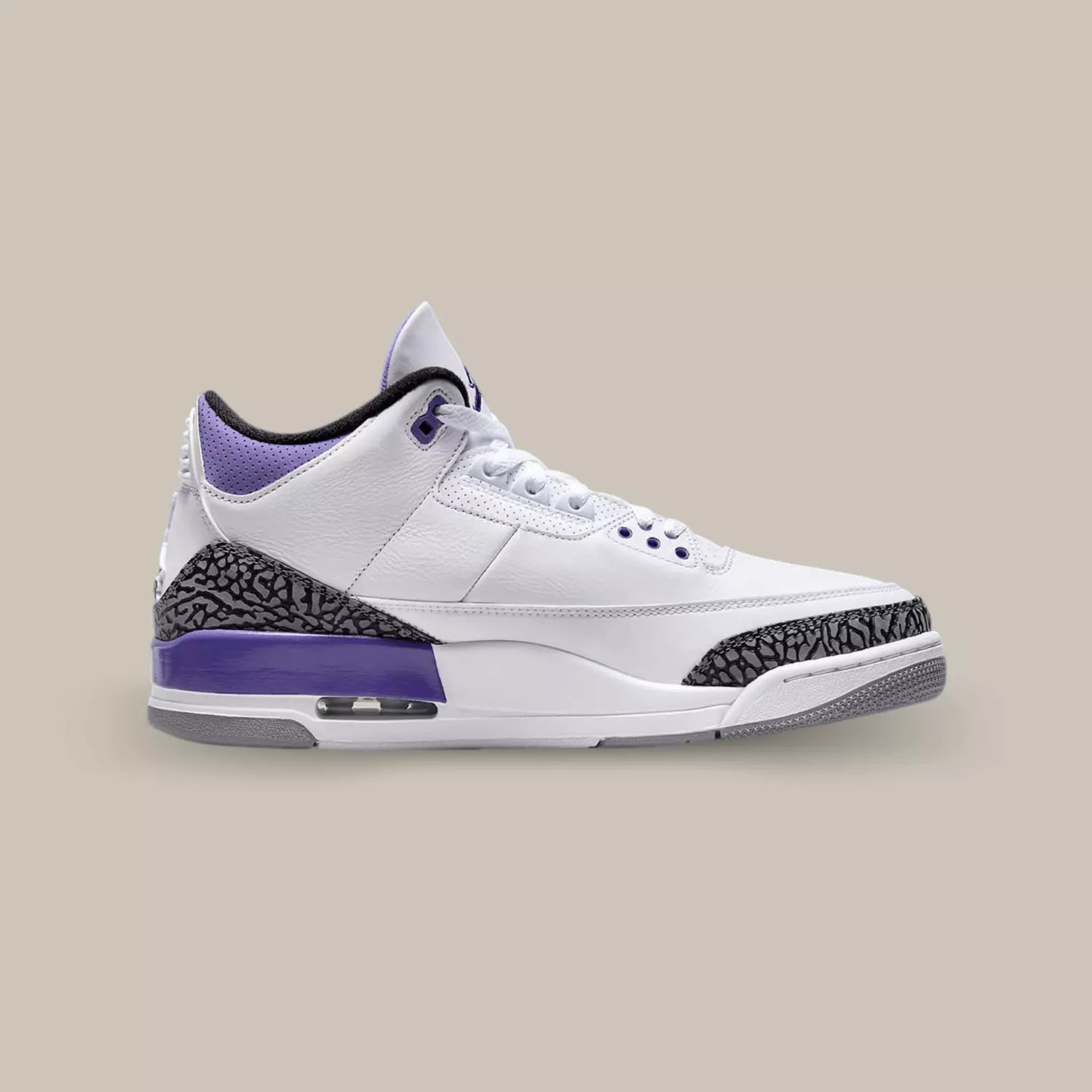 La Jordan 3 Dark Iris de coté avec sa base en cuit grainé blanc et ses motifs Elephant Print sur le mudguard et le talon.