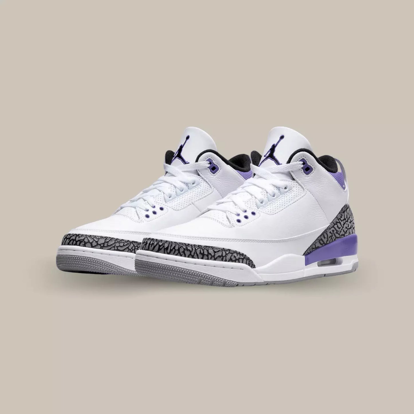 La Jordan 3 Dark Iris possède une tige en cuir grainé blanc avec les célèbres motifs Elephant Print sur le mudguard et la talon. On retrouve des accents violets près du midsole et du col.