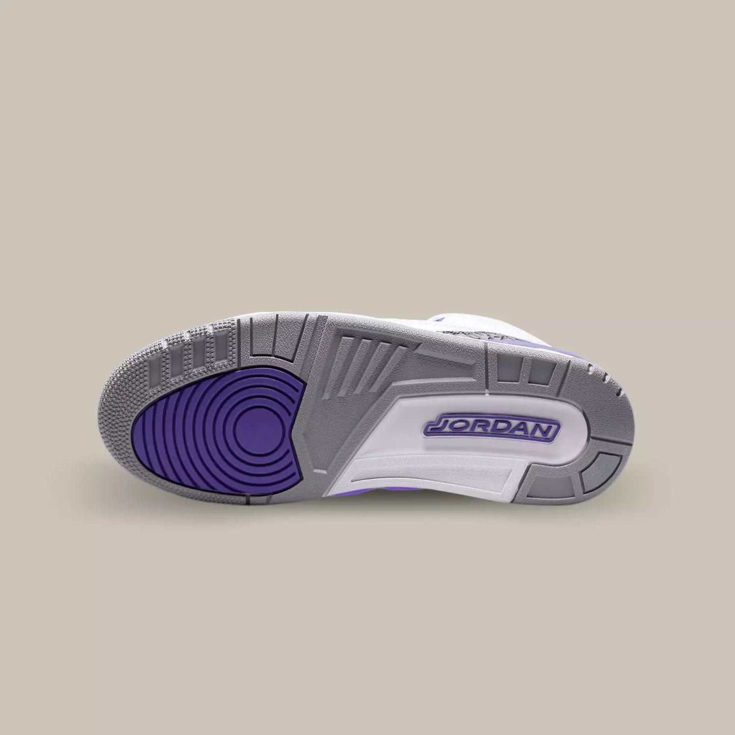 La semelle de la Jordan 3 Dark Iris de couleur grise, violet et blanche.