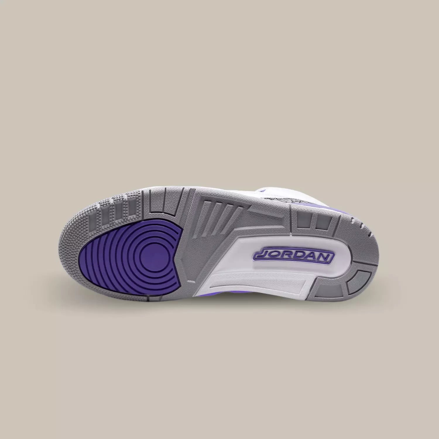 La semelle de la Jordan 3 Dark Iris de couleur grise, violet et blanche.