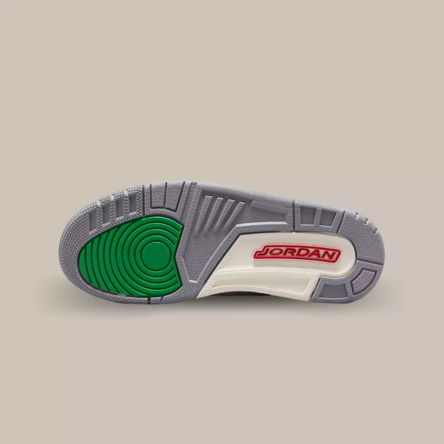 La semelle de la La Jordan 3 Retro Lucky Green de couleur grise, blanche et verte.