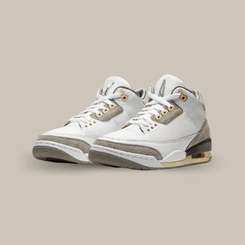La Air Jordan 3 Retro A Ma Maniere possède une base en cuir grainé avec des superpositions en suède qui donne du relief et une doublure intérieure satinée. On retoruve une palette de couleurs composée de teintes épurées comme la blanc, le beige et le gris. Une collaboration qui fait penser aux éditions OG qui ont tant connu de succès. 