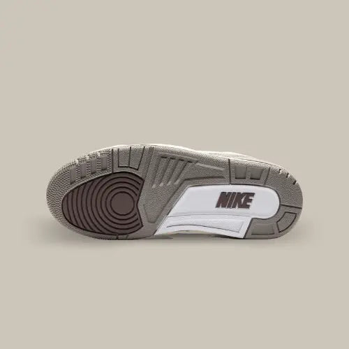 La semelle de la Air Jordan 3 Retro A Ma Maniere de couleur gris et blanc.
