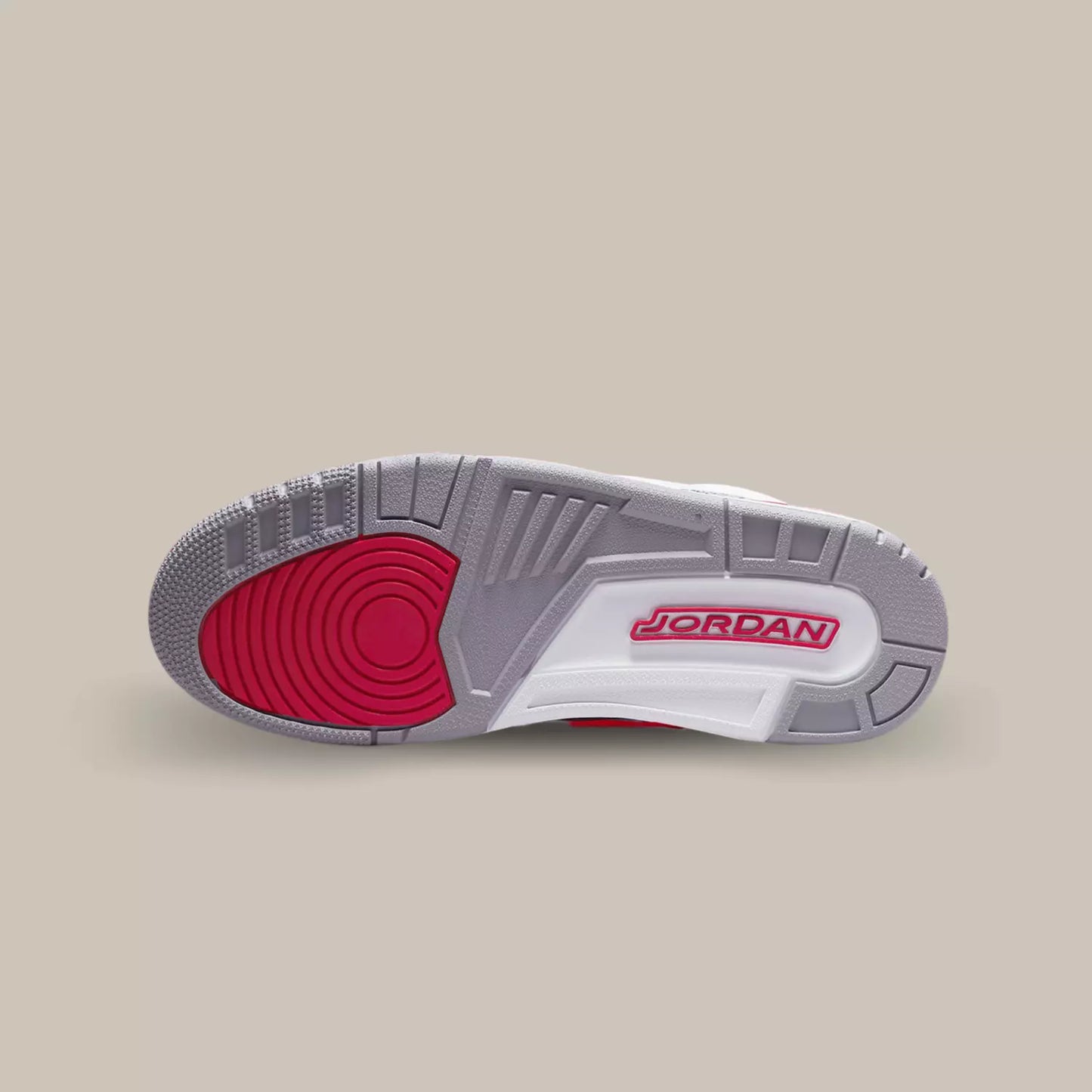 La semelle de la Jordan 3 Retro Cardinal Red de couleur blanche, grise et rouge.