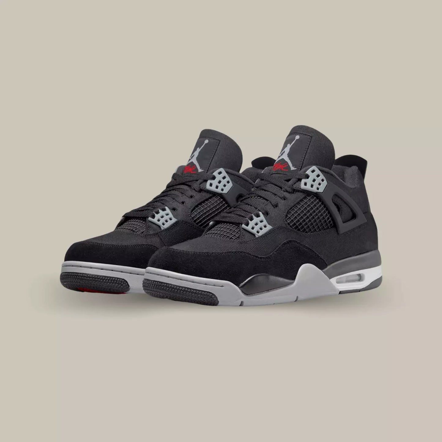 La Air Jordan 4 Black canvas propose une base en toile noire, emblématique de ce modèle, la cage en TPU est bien présente dans une teinte noire, comme les rabats. Des plus sobres, mais pas moins efficace, cette nouvelle version de la AJ4 devrait rapidement se rendre indispensable