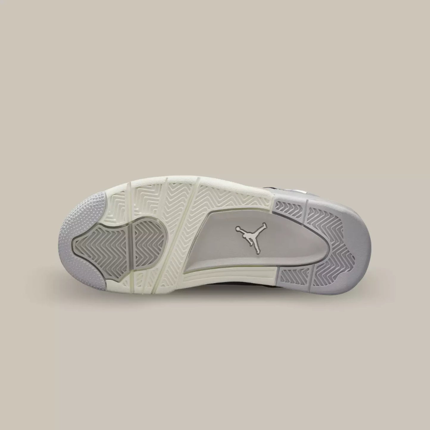 La semelle de la Jordan 4 Frozen Moments de couleur grise et blanche