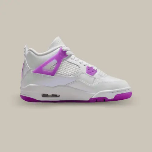 La Air Jordan 4 Hyper Violet vue de côté avec son coloris blanc et ses touches violettes.