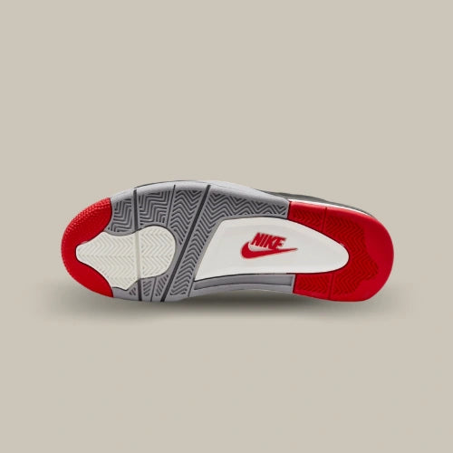 Semelle extérieure Air Jordan 4 Retro Bred Reimagined rouge, grise, blanche et noire avec logo Nike Air rouge au centre. Disponible sur Offsneakz.
