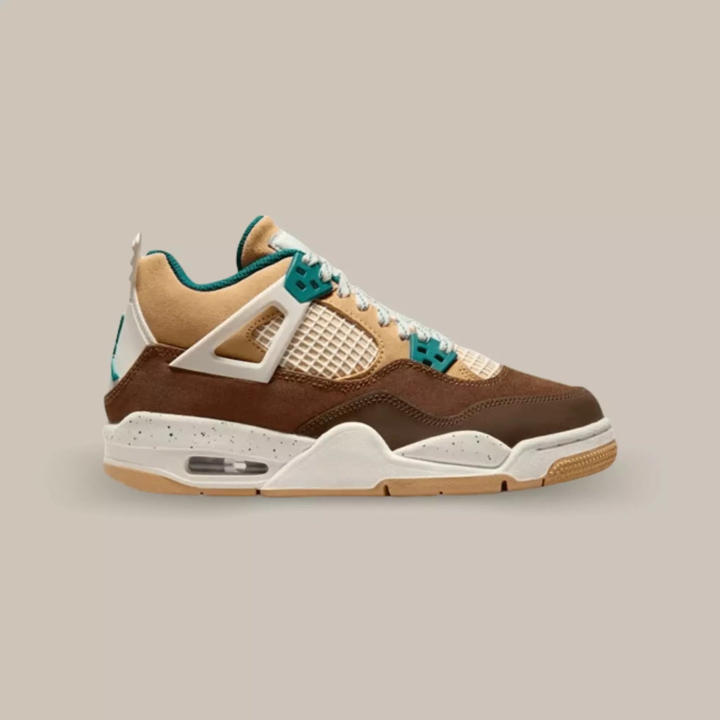 La Jordan 4 Cacao Now vue de coté avec sa couleur marron et beige et ses œillet de couleur bleu turquoise.