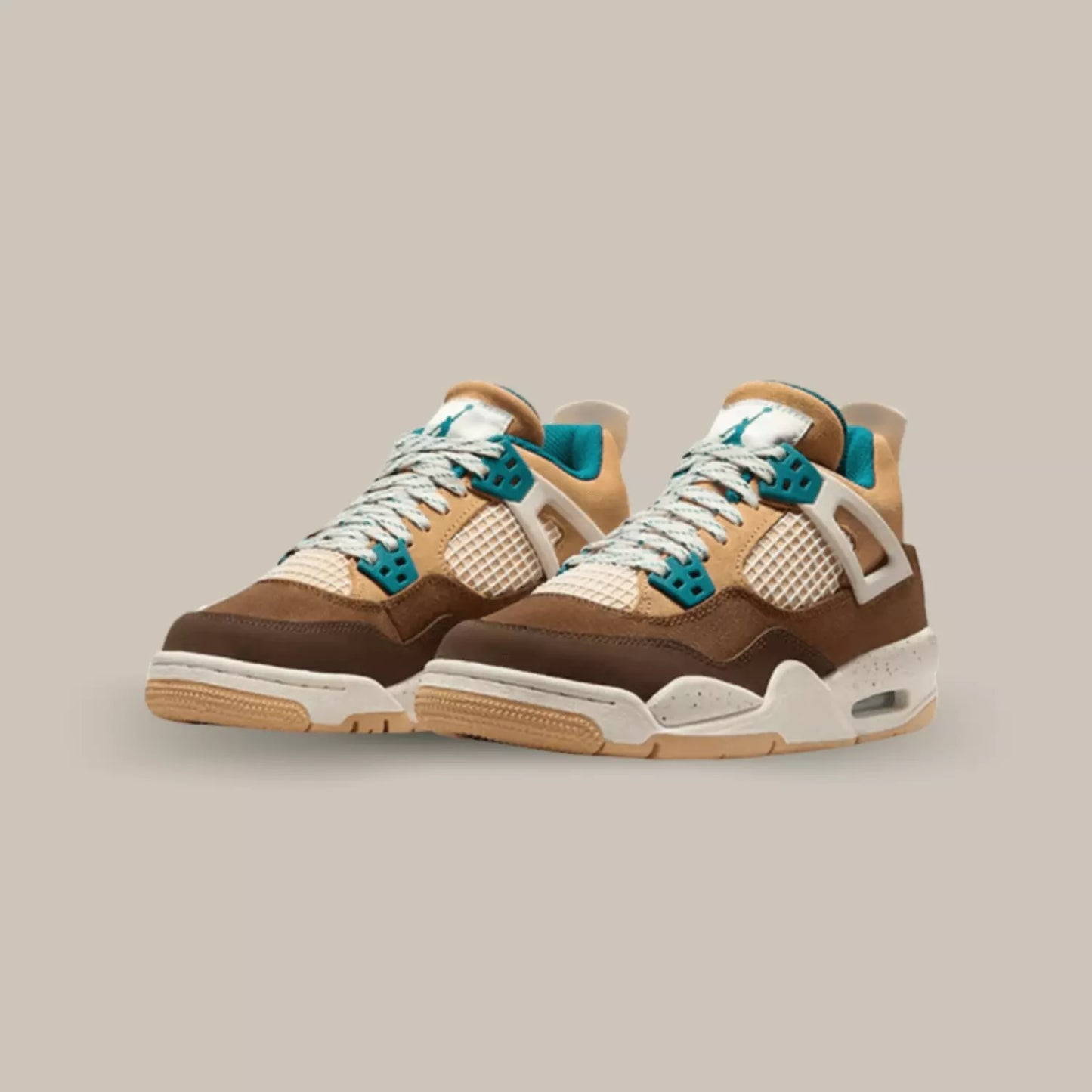 La Air Jordan 4 Retro Cacao Wow possède une tige marron et beige avec des petites touches de bleu turquoise. On retrouve une midsole blanc cassé accompagné d’une outsole beige et quelques touches de turquoise sur les lacets viennent finaliser cette paire parfaite pour l’hiver.