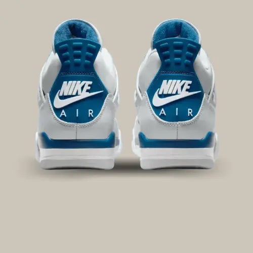 L'arriere de la Air Jordan 4 Retro Military Blue (2024) avec le logo Nike Air sur le heel tab bleu.