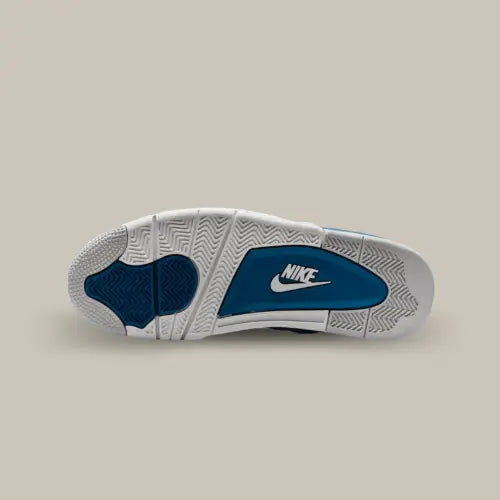 La semelle de la Air Jordan 4 Retro Military Blue (2024) de couleur blanc et bleu avec le logo Nike au centre.