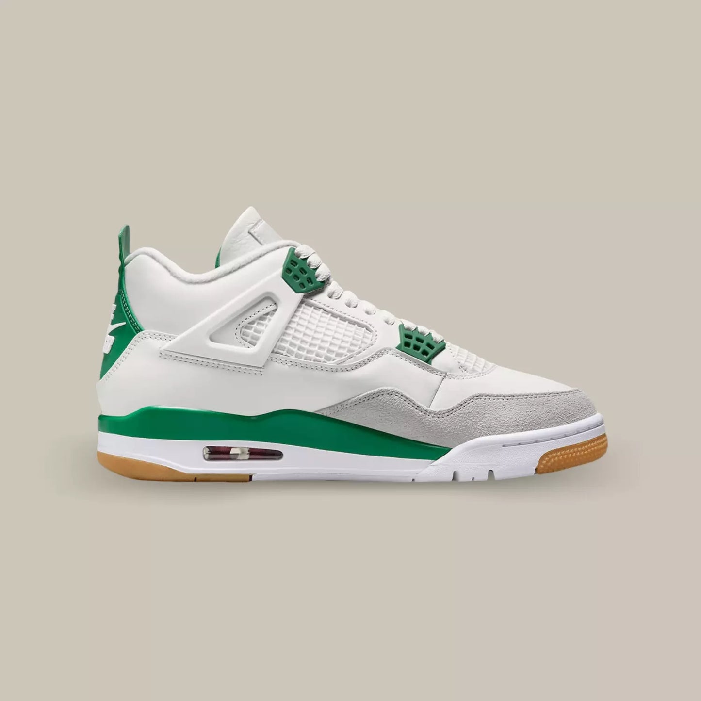 La Jordan 4 SB Pine Green de coté avec sa base en cuir et des touches de vert au niveau du talon de la outsole et des œillets.