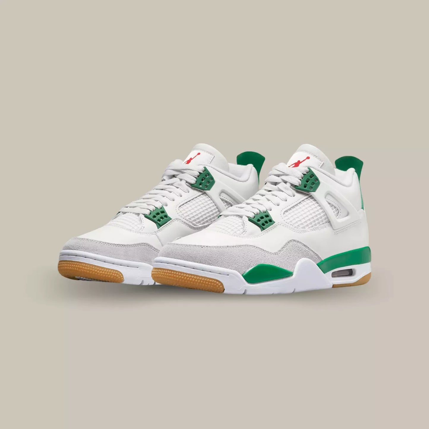 La Jordan 4 SB Pine Green est une paire de sneakers qui marie l'emblématique silhouette Jordan 4 avec des détails et des technologies de skate pour offrir une chaussure à la fois élégante et performante. Le coloris Pine Green apporte une touche de fraîcheur à la palette de couleurs classique de Jordan, avec des nuances de vert qui ajoutent une touche de vitalité à votre tenue.